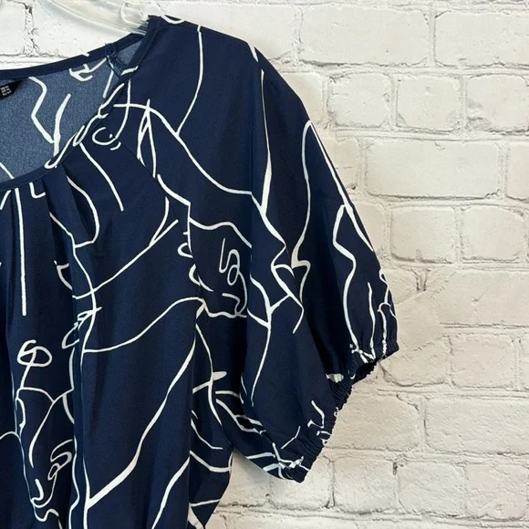 BloomChic Navy & White Graphic Design Elastic Trim Puff Sleeve Dress Size Medium - Picture 3 of 7